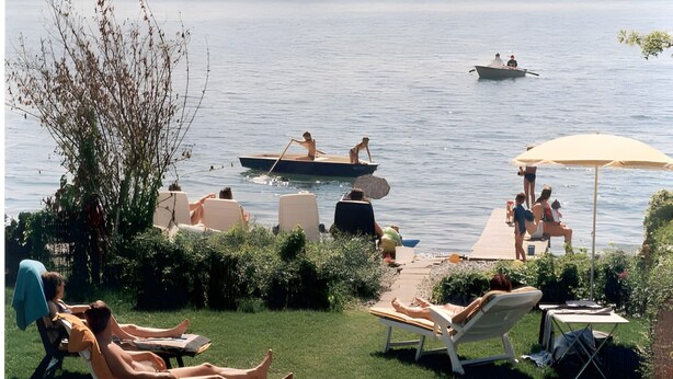 A grassy area with lounge chairs and umbrellas, a dock with boats, and a large ship in the background. - Sommerhof Rauber – Studio 'A 03' with Lake View, Shared Garden and Wi-Fi (Immenstaad am Bodensee)