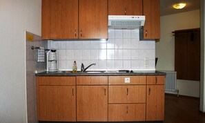 Kühlschrank, Herdplatte, Wasserkocher mit Kaffee-/Teezubehör