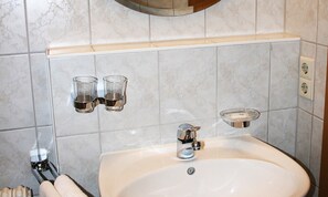 Dusj, hårføner og håndklær