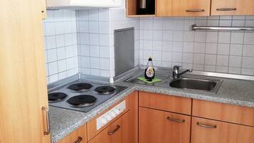 Kaffetrakter/tekoker, kjøleskap, kokeplater og vannkoker