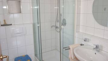 Dusche, Haartrockner, Handtücher