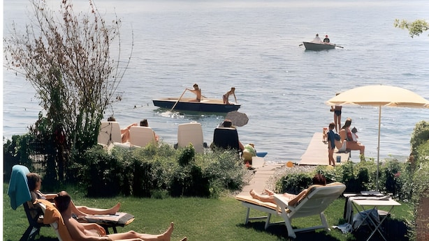 A grassy area with lounge chairs and umbrellas, a dock with boats, and a large ship in the background. - Studio 'Typ A 19' with Shared Garden, Balcony and Wi-Fi (Immenstaad am Bodensee)
