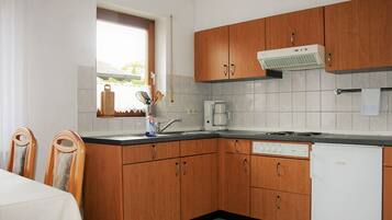 Een koelkast, een kookplaat, een koffiezetapparaat/waterkoker