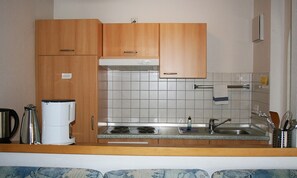 Fridge, stovetop, coffee/tea maker, electric kettle