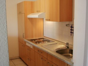 Fridge, stovetop, coffee/tea maker, electric kettle