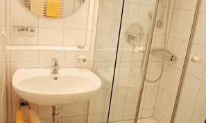 Een douche, een haardroger, handdoeken
