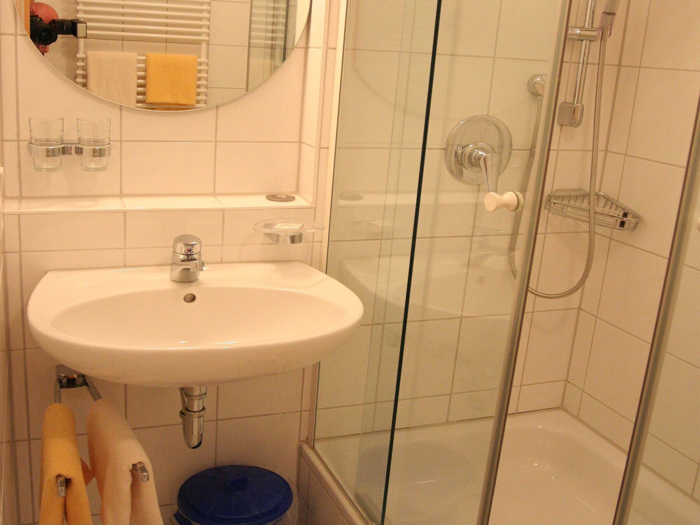 Dusche, Haartrockner, Handtücher