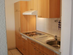 Fridge, stovetop, coffee/tea maker, electric kettle