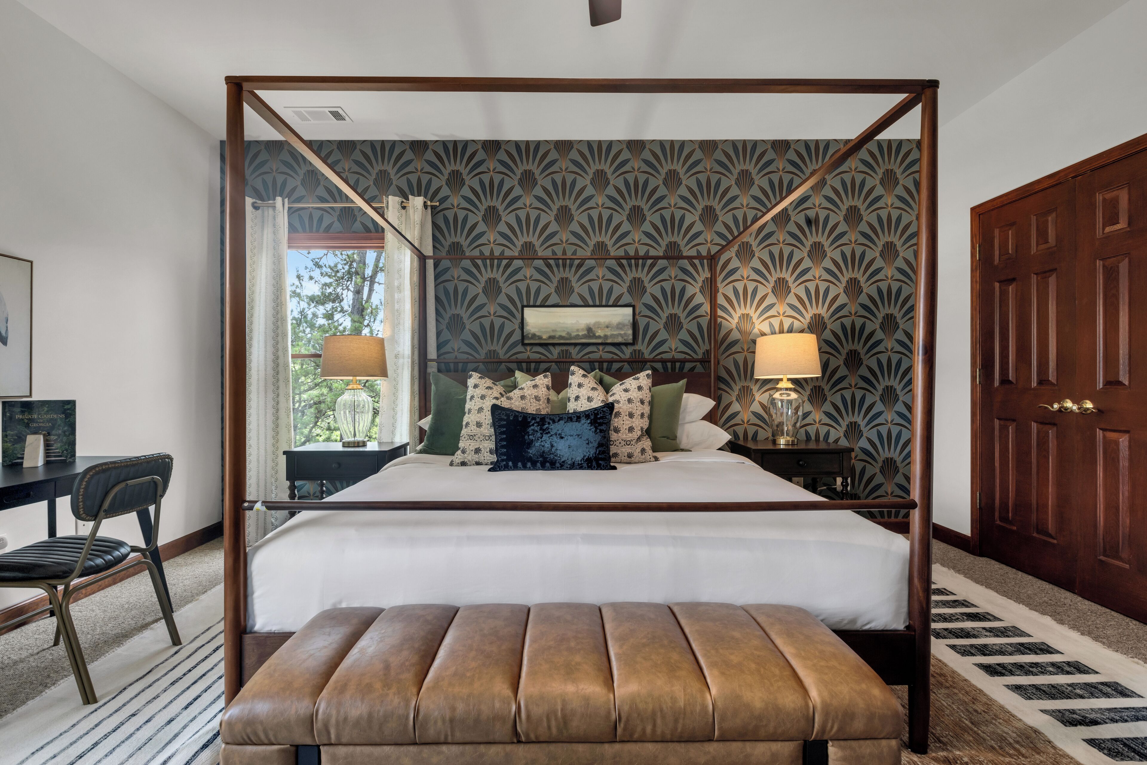 3 dormitorios, escritorio, tabla de planchar con plancha y cuna de viaje