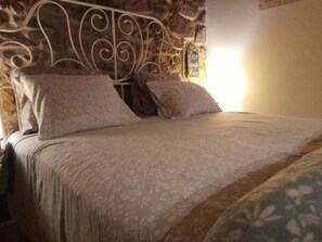 مكتب ومكواة/لوح كي وواي فاي مجانًا وملاءات أسرّة