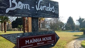 A wooden signpost with directions to 'Bem-Vindos', 'Mainha House', and 'Oliva House'. - Casa Maínha Solar Minhoto Century XVII with private pool  (Panóias)