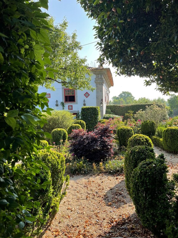 المنطقة المحيطة بالمنشأة