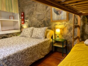 مكتب ومكواة/لوح كي وواي فاي مجانًا وملاءات أسرّة