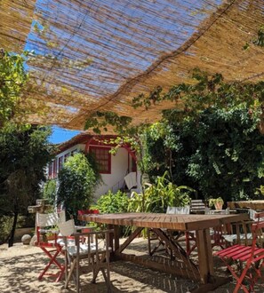 تناول الطعام بالخارج