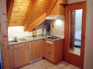 Kühlschrank, Herdplatte, Wasserkocher mit Kaffee-/Teezubehör