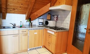 Réfrigérateur, plaque de cuisson, cafetière/bouilloire