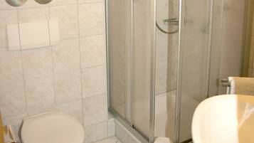 Een douche, een haardroger, handdoeken