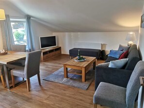 Smart-TV, Tischtennisplatte, Bücher