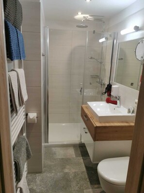 Shower, hair dryer, towels, soap - Apartment WALDHORN - beste zentrale Lage - Badeplatz (Sankt Wolfgang im Salzkammergut)