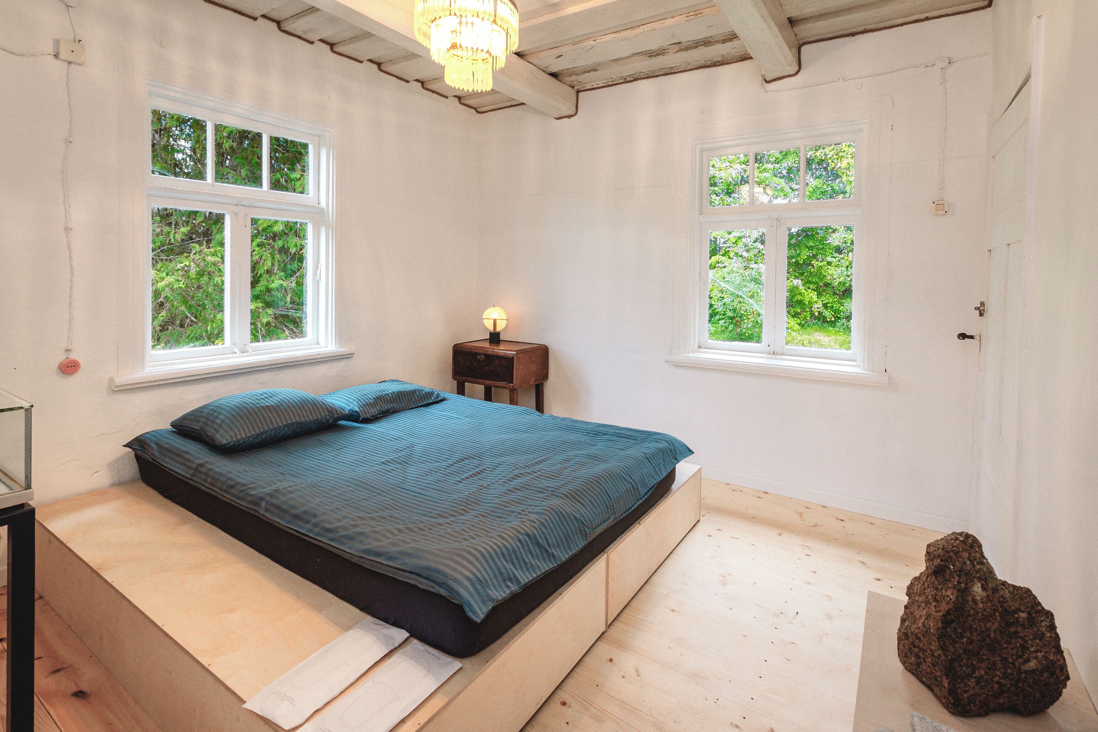 2 bedrooms, desk, bed sheets