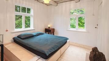 2 bedrooms, desk, bed sheets