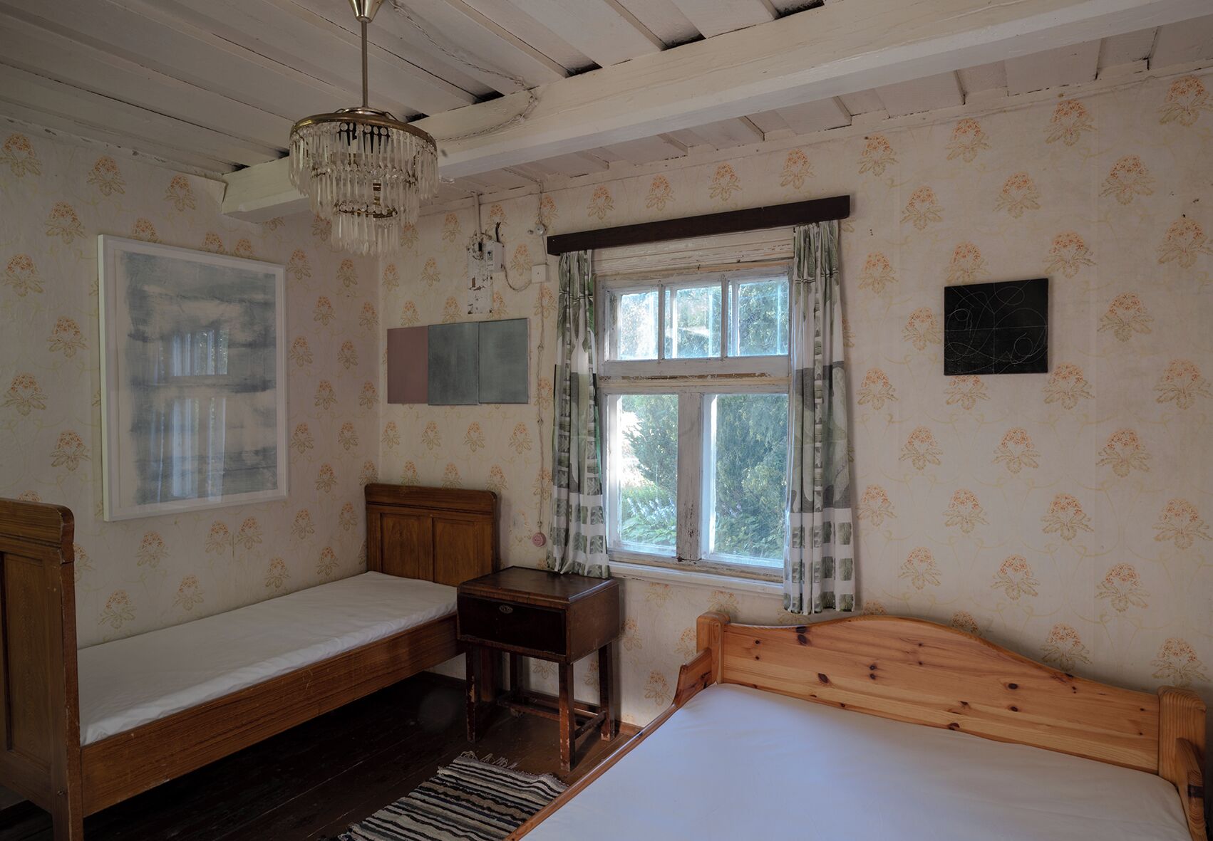 2 bedrooms, bed sheets