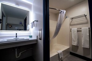 Haartrockner, Handtücher, Seife, Shampoo