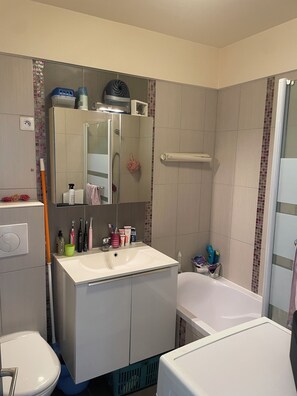 Haartrockner, Handtücher, Seife, Toilettenpapier