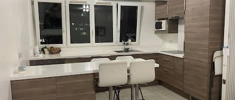 Four à micro-ondes, un four, surface de cuisson, lave-vaisselle