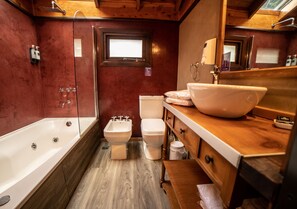 Perlengkapan mandi gratis, pengering rambut, handuk, dan sabun