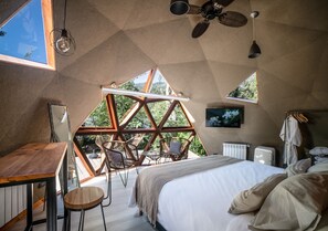 Tenda Klasik | Brankas, tempat tidur bayi gratis, Wi-Fi gratis, dan seprai linen