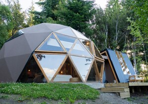 Tienda de campaña Deluxe | Caja de seguridad en la habitación, cunas gratuitas y wifi gratis 