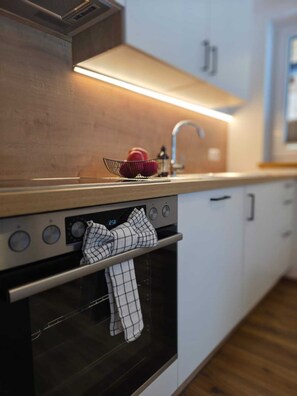 Réfrigérateur, lave-vaisselle, tables à manger