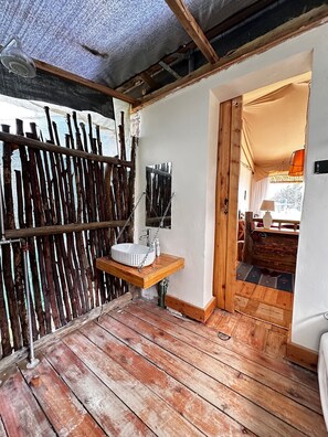 Shower, bidet, towels, toilet paper - Nalotuesha cabin in Ole-Lekurruki Naromoru cabins (Mureru Farm)