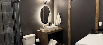 NEW Pickles Point - Western Mountain Getaway