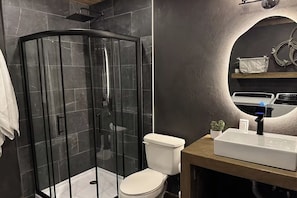 Douche, sèche-cheveux, serviettes fournies, savon