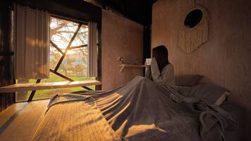 Family Tree House, Mountain View | Down comforters, bed sheets