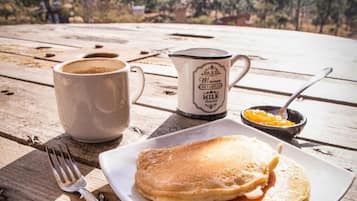 Daily cooked-to-order breakfast (MXN 200 per person)