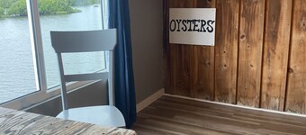 Charming waterfront 2 bedroom with bonus room that sleeps 8 in scenic Cedar Key