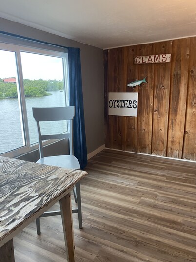 Charming waterfront 2 bedroom with bonus room that sleeps 8 in scenic Cedar Key