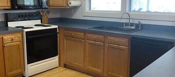 Charming waterfront 2 bedroom with bonus room that sleeps 8 in scenic Cedar Key