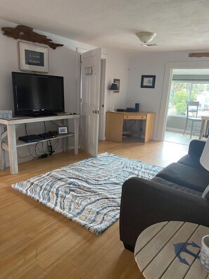 Smart-TV, DVD-Player, Bücher