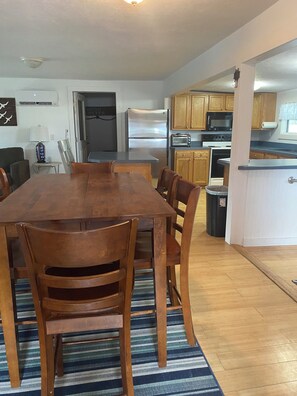 Dining - Charming waterfront 2 bedroom with bonus room that sleeps 8 in scenic Cedar Key (Cedar Key)