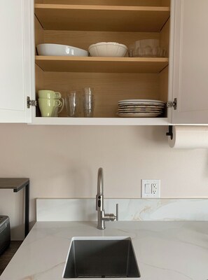 Interior - Chic Spanish-Style Guest Suite. Ventura, CA with AC, WiFi (Ventura)