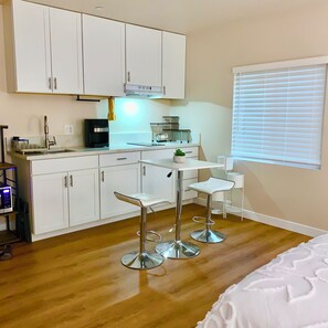 Microwave, stovetop - Chic Spanish-Style Guest Suite. Ventura, CA with AC, WiFi (Ventura)