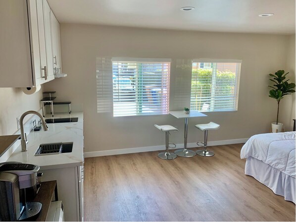 1 bedroom, WiFi, bed sheets - Chic Spanish-Style Guest Suite. Ventura, CA with AC, WiFi (Ventura)