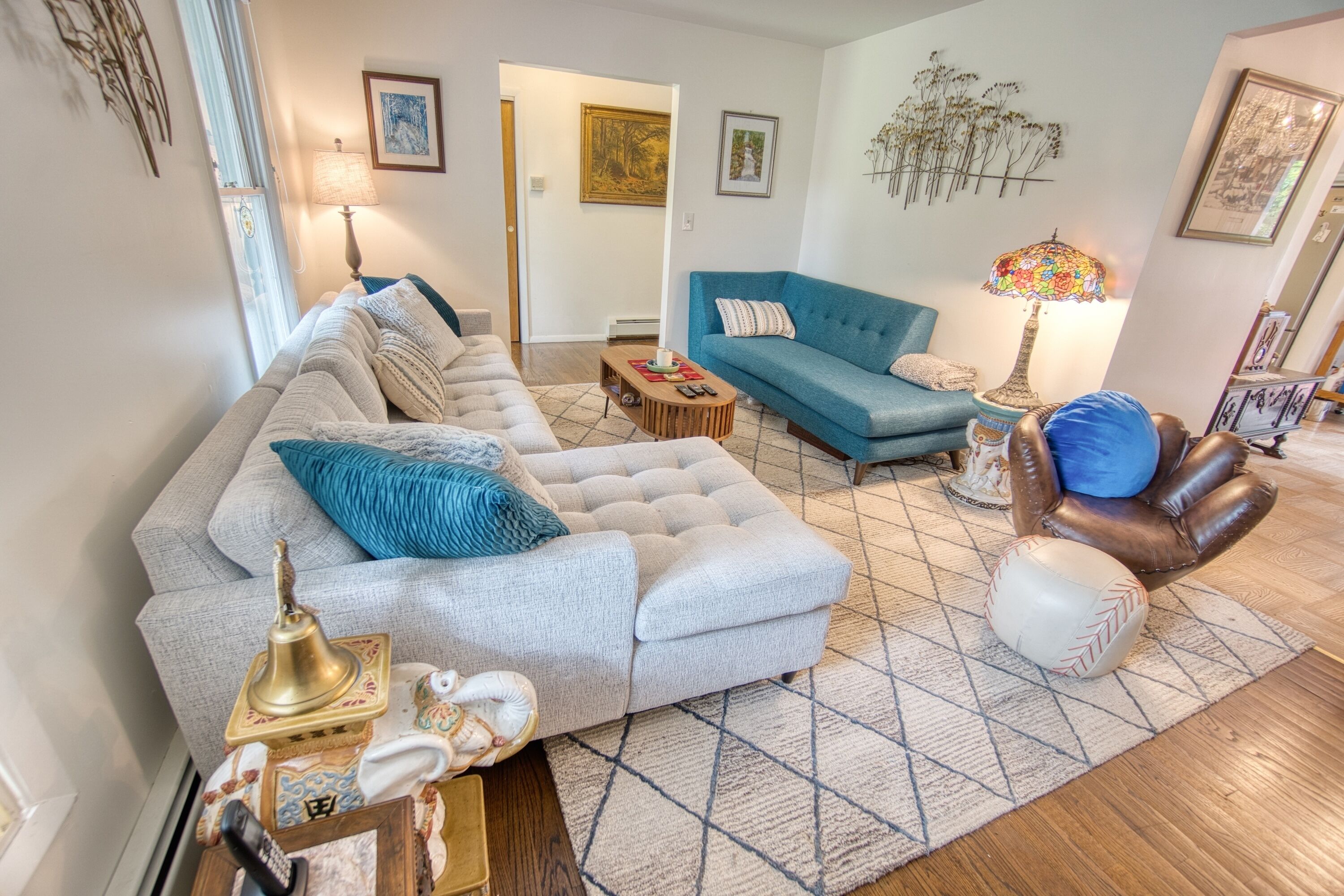 Een smart-tv, een dvd-speler, boeken en een filmbibliotheek