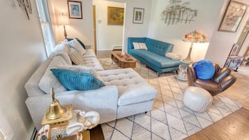 Een smart-tv, een dvd-speler, boeken en een filmbibliotheek