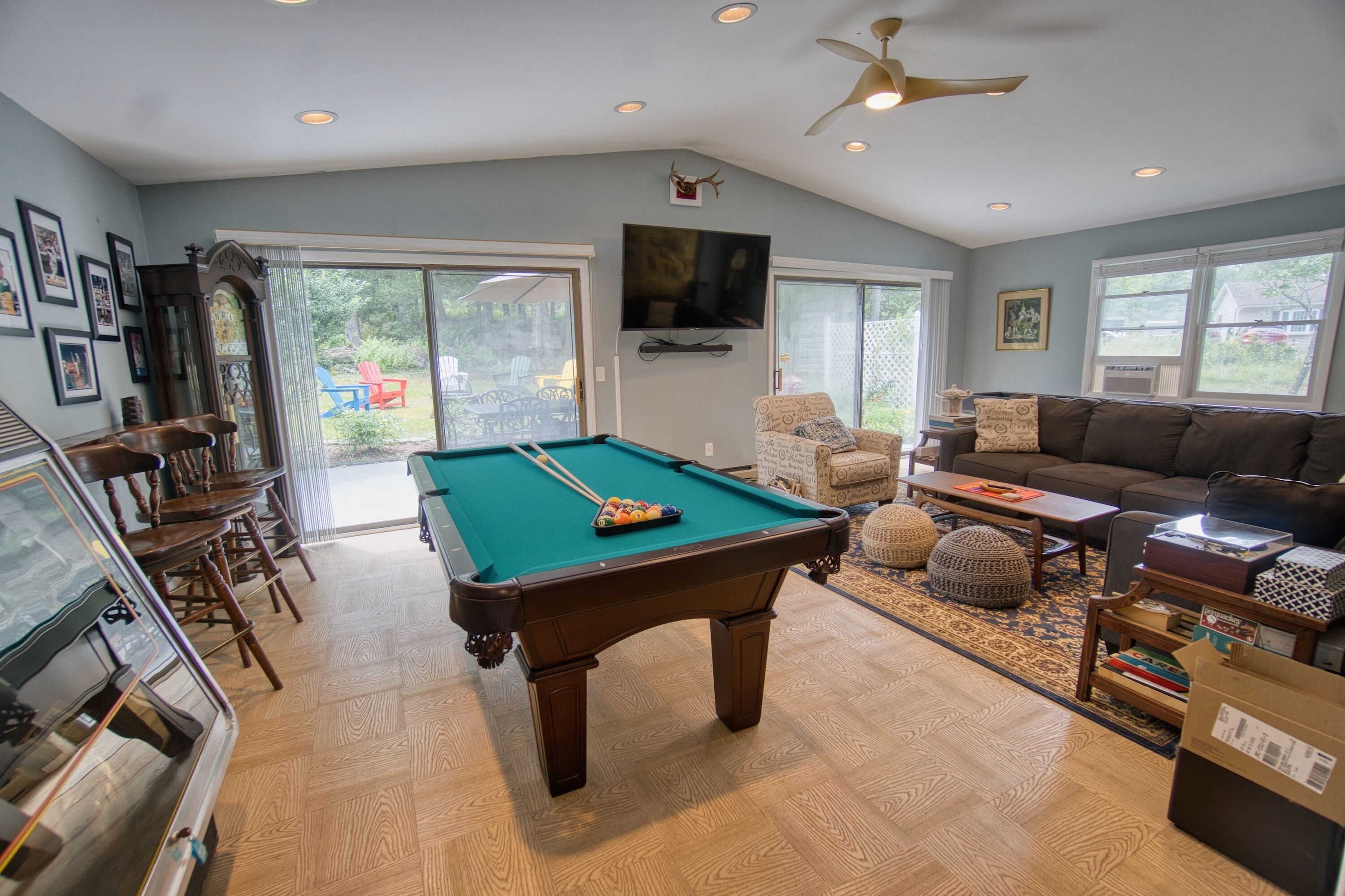 Een smart-tv, een dvd-speler, boeken en een filmbibliotheek