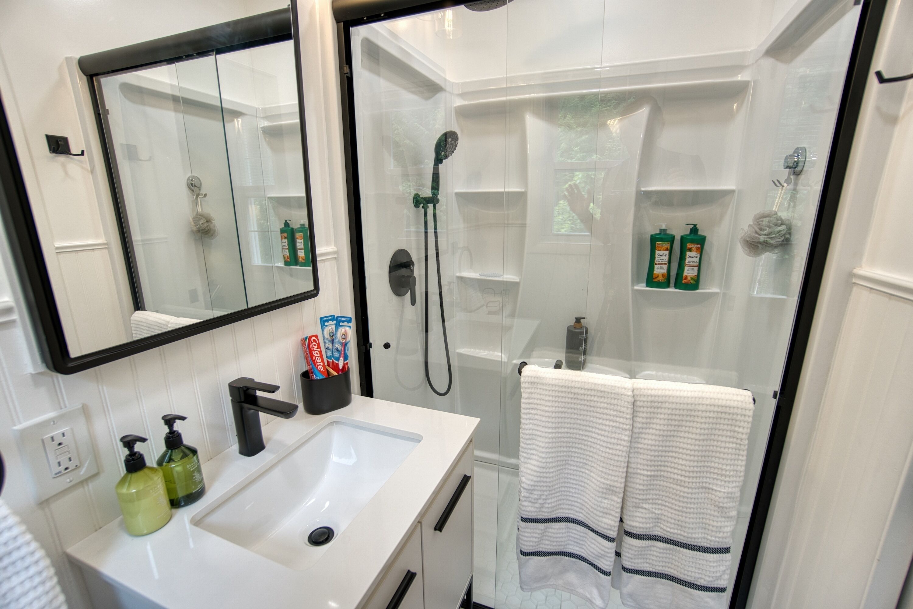 Ducha, secador de pelo, toallas, jabón